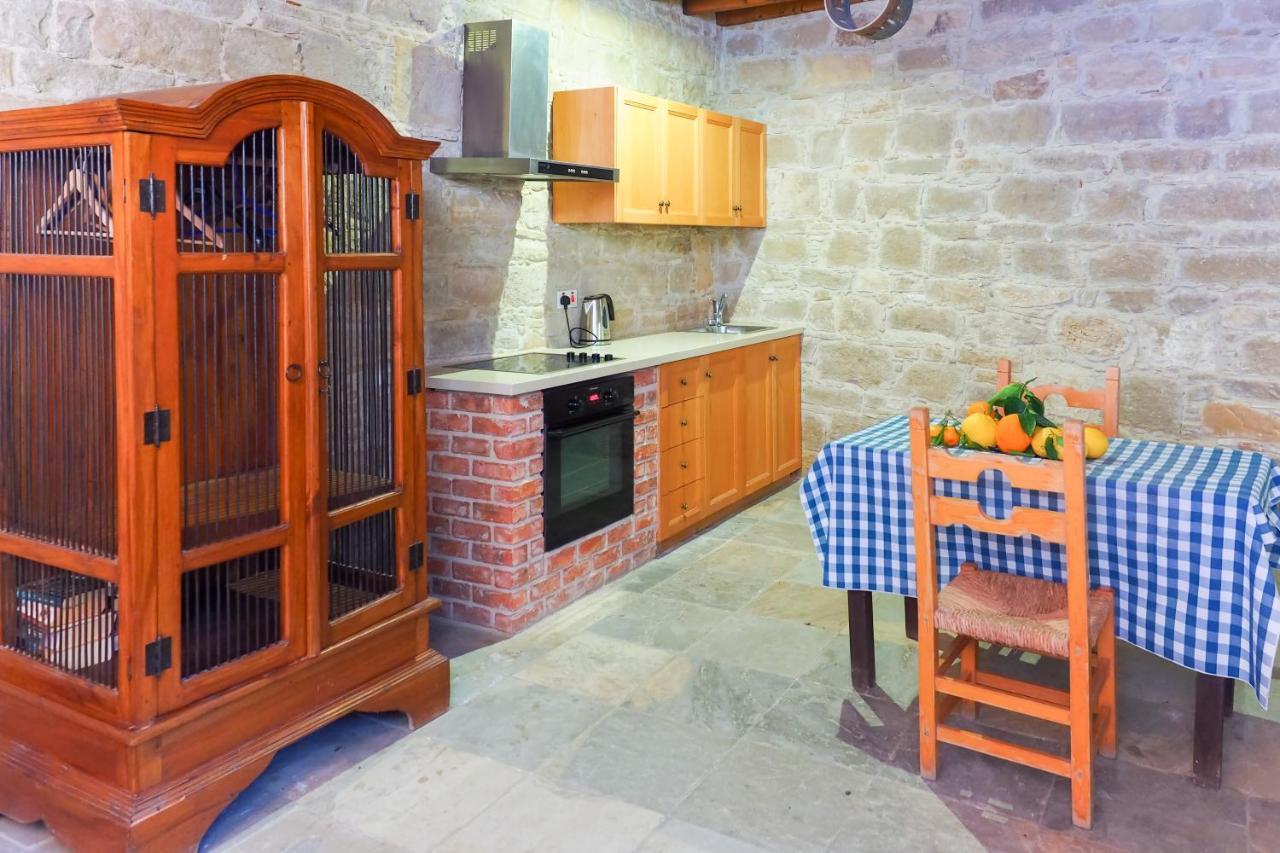 Zoes Traditional Apartments, Bed & Breakfast Larnaka Exterior foto
